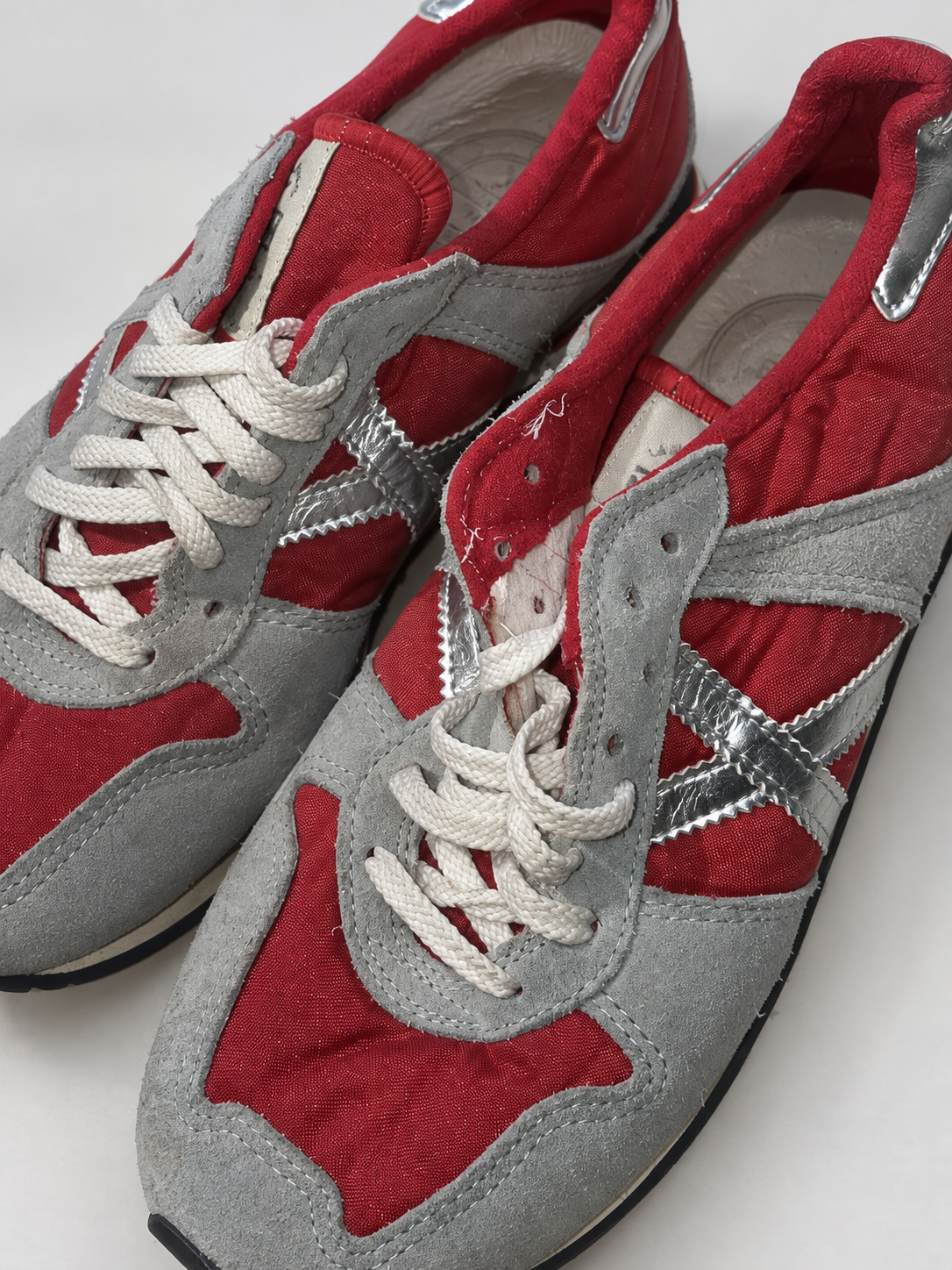Detalles Munich rojas grises talla 40 lengüeta desgastada y cordones parciales