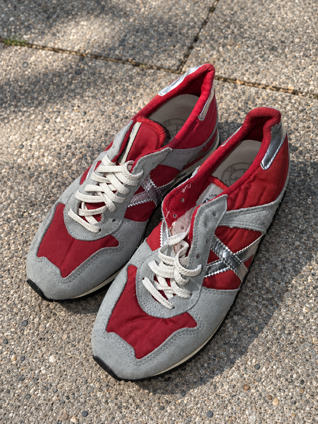 Munich rojas grises X plateada talla 40 sobre pavimento