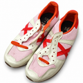 Munich rosa y crema con X roja talla 40 y cordones incompletos, fondo blanco
