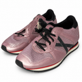 Zapatillas Munich rosa metalizado perforadas sobre fondo blanco