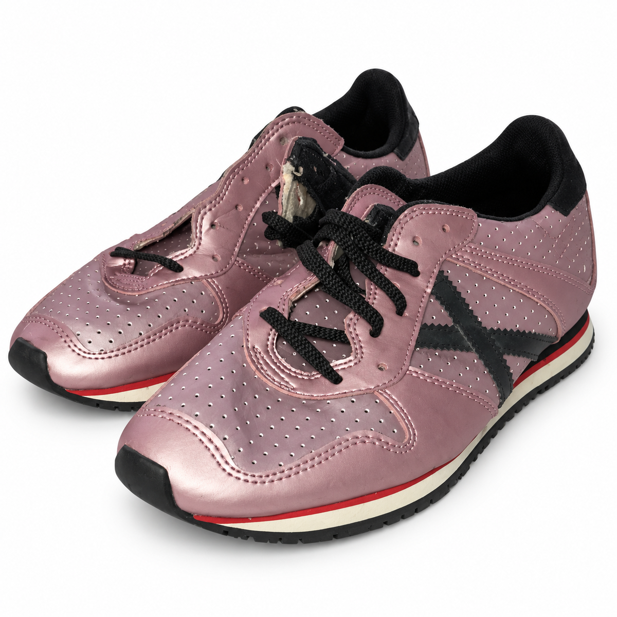 Zapatillas Munich rosa metalizado perforadas sobre fondo blanco
