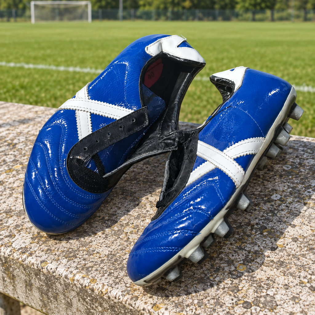 Botas Munich azul royal X blanca talla 40 junto a campo deportivo