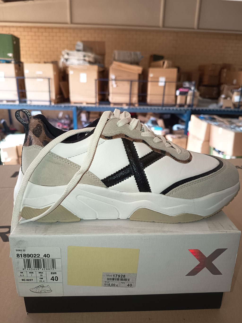 Munich Soku 22 blanca y gris con X negra, talla 40, producto y etiqueta originales