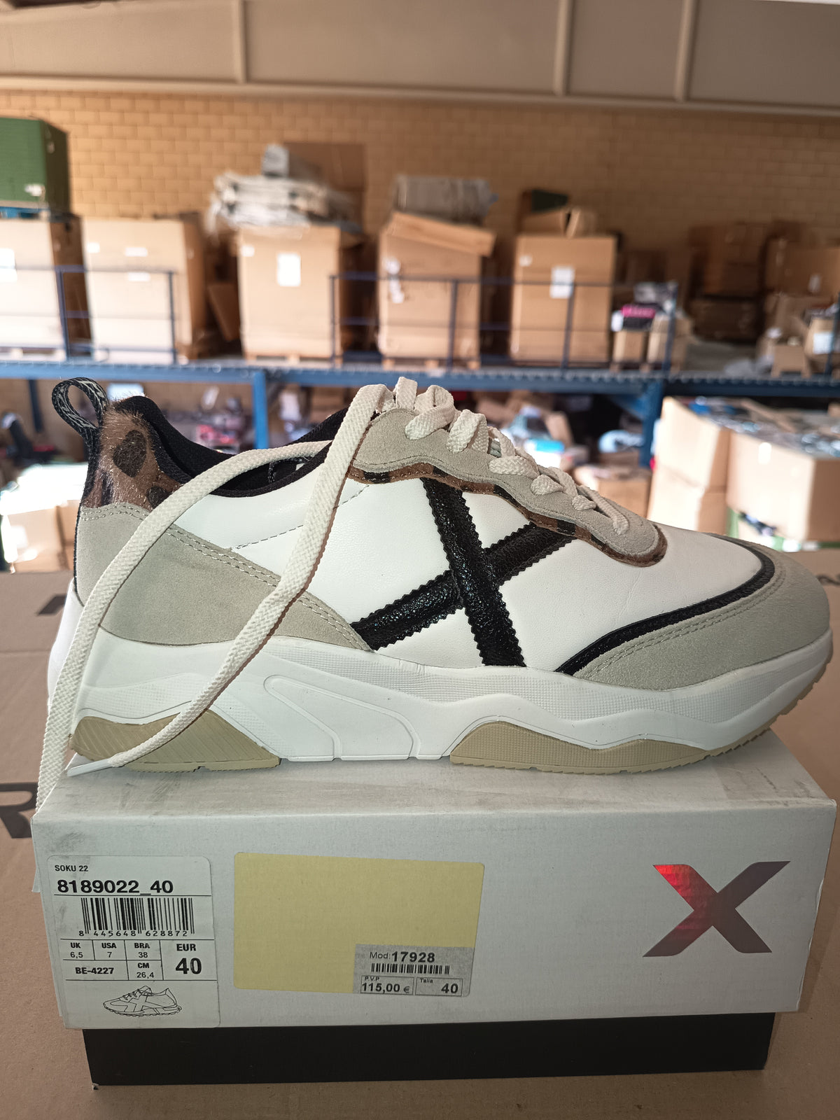 Munich Soku 22 blanca y gris con X negra, talla 40, producto y etiqueta originales