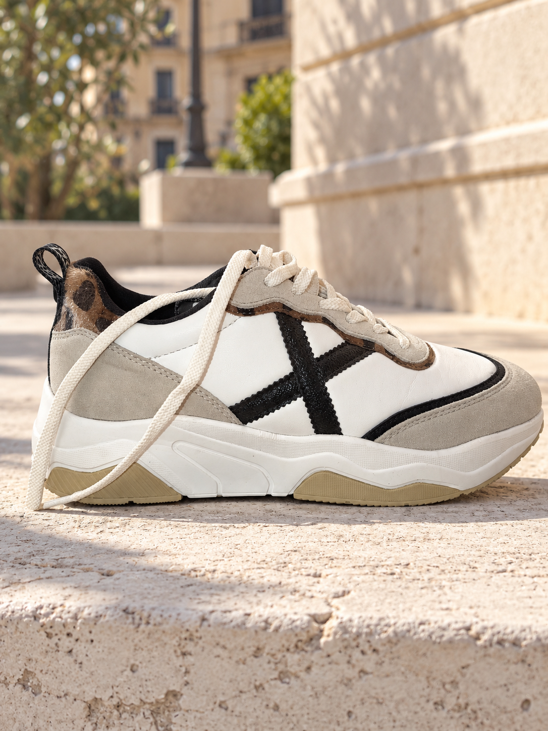 Munich Soku 22 blanca y gris con X negra, talla 40
