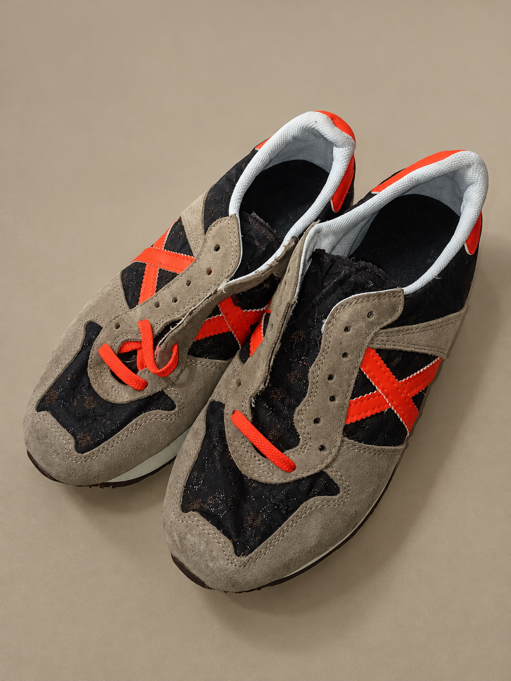 Detalles Munich taupe negras X naranja talla40 cordones incompletos