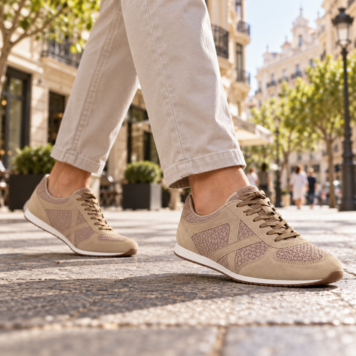 Zapatillas Munich taupe con paneles geométricos en uso