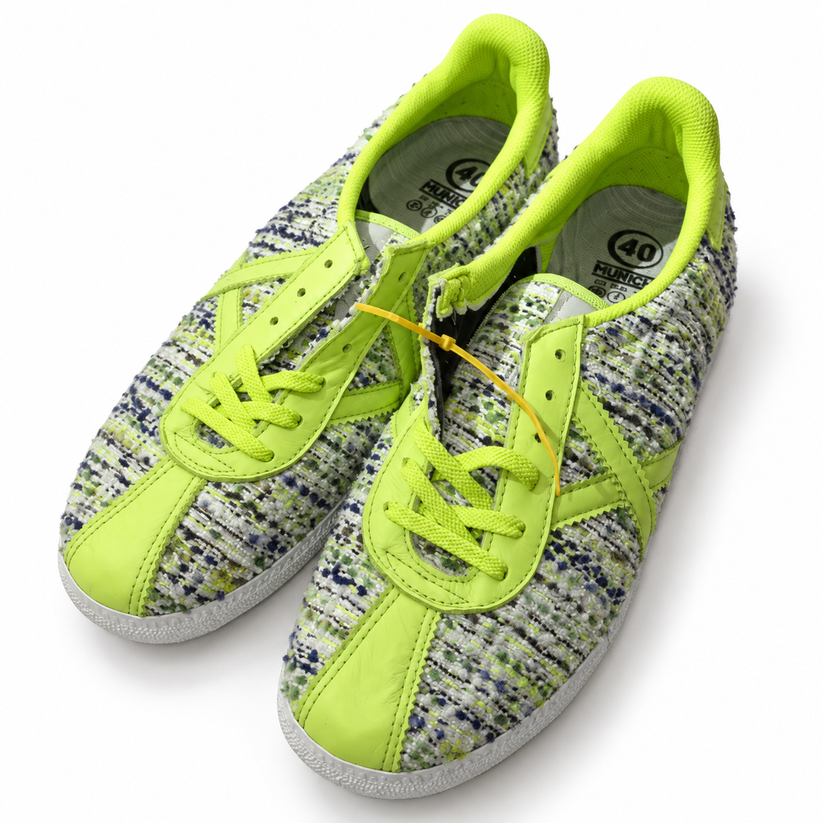 Munich de tejido jaspeado con verde lima talla 40 y cordones incompletos, fondo blanco