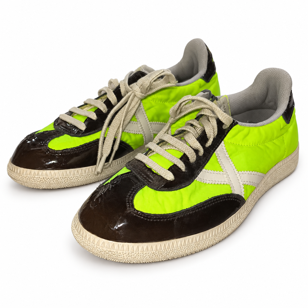 Zapatillas Munich verde flúor con paneles marrón brillo sobre fondo blanco