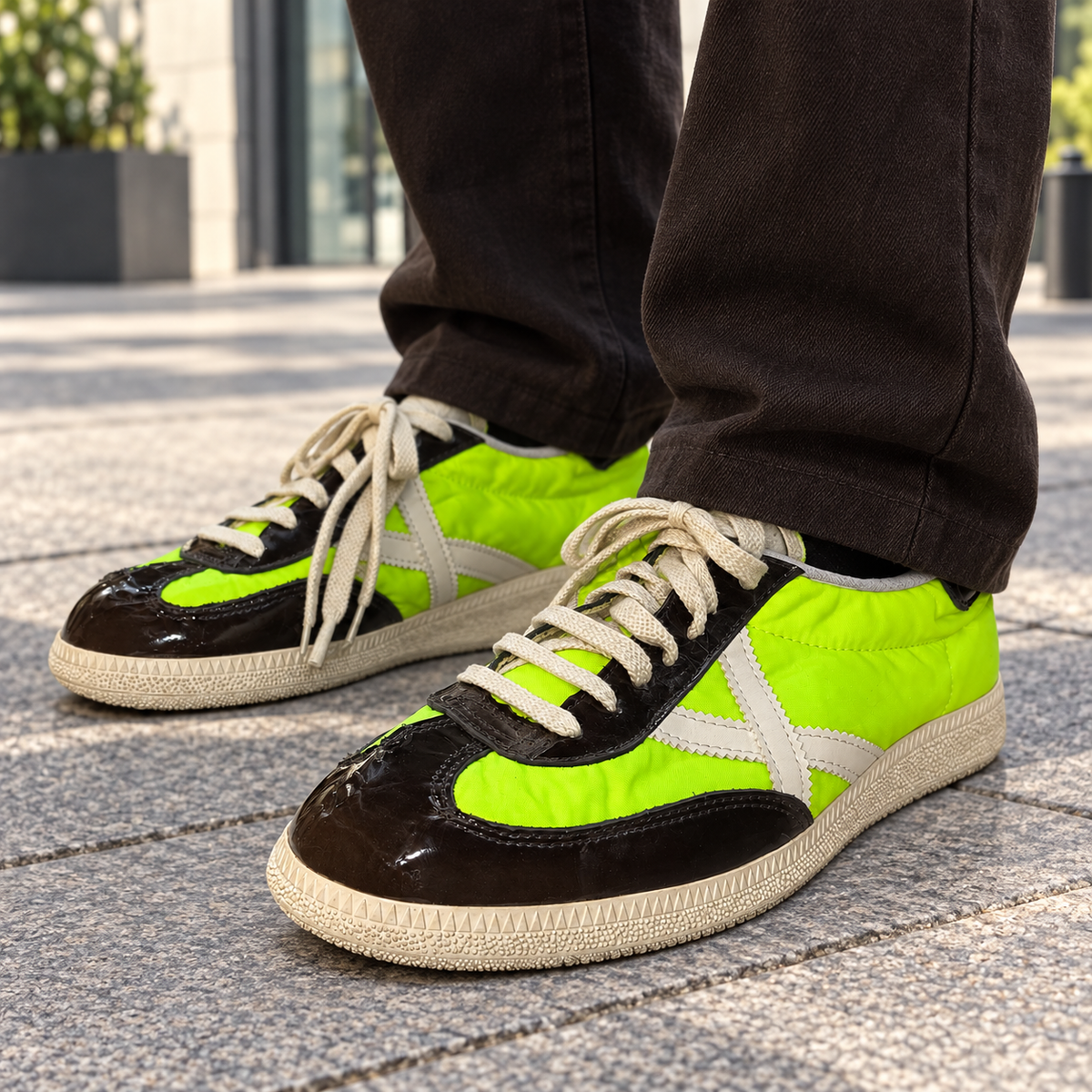 Zapatillas Munich verde flúor y marrón en una escena urbana