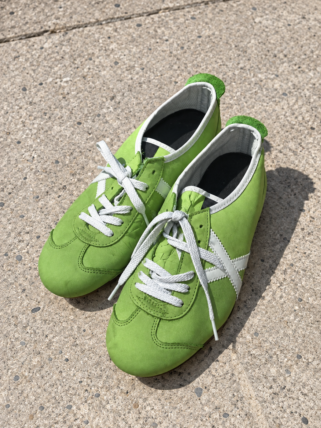 Munich verdes mate X blanca talla40 sobre pavimento