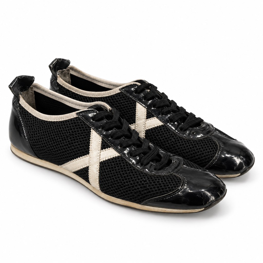 Zapatillas Munich Negras de Malla y Brillo con Cordones Negros Unisex sobre fondo blanco