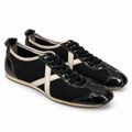 Zapatillas Munich Negras de Malla y Brillo con Cordones Negros Unisex sobre fondo blanco