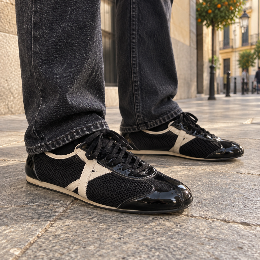Zapatillas Munich Negras de Malla y Brillo con Cordones Negros Unisex en uso