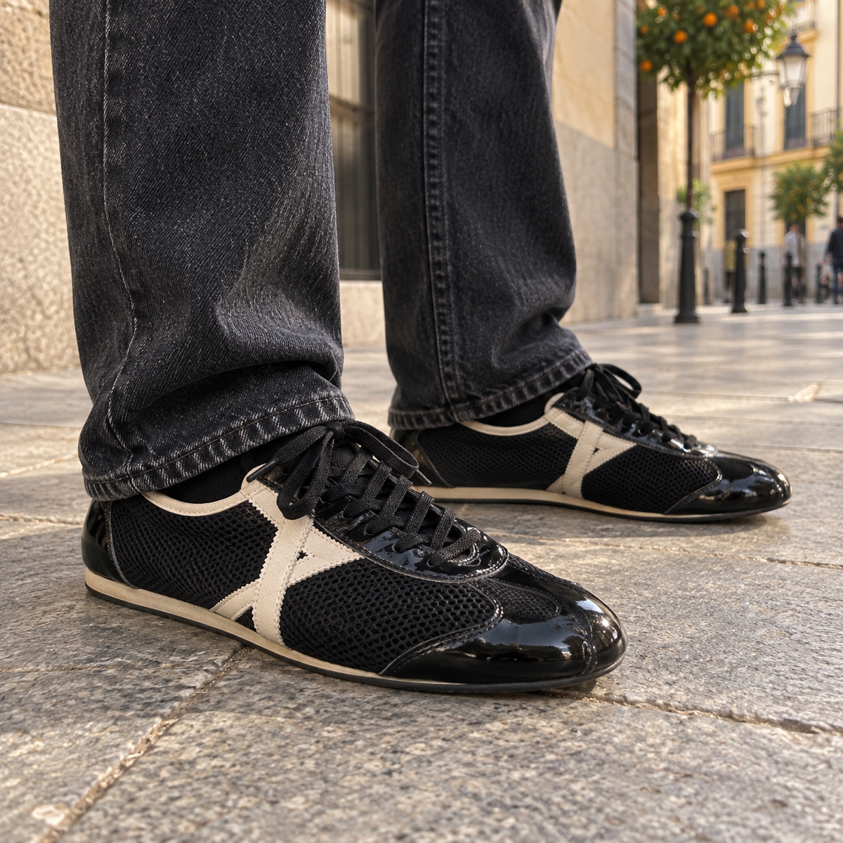 Zapatillas Munich Negras de Malla y Brillo con Cordones Negros Unisex en uso