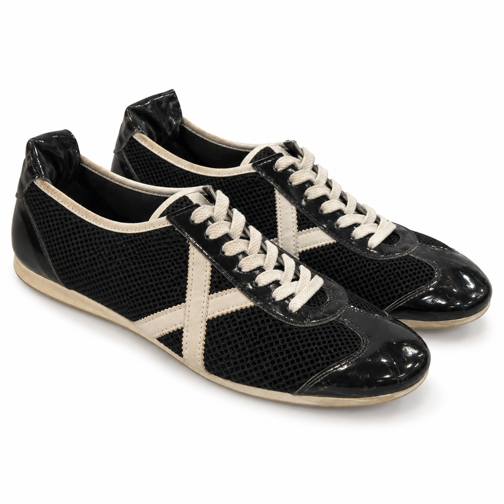 Zapatillas Munich Negras de Malla y Brillo con Cordones Crudos Unisex sobre fondo blanco