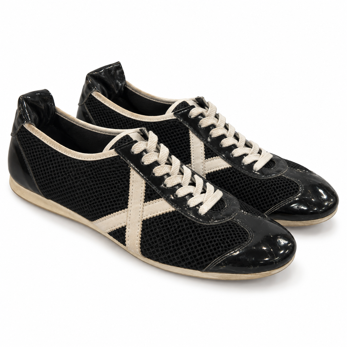 Zapatillas Munich Negras de Malla y Brillo con Cordones Crudos Unisex sobre fondo blanco