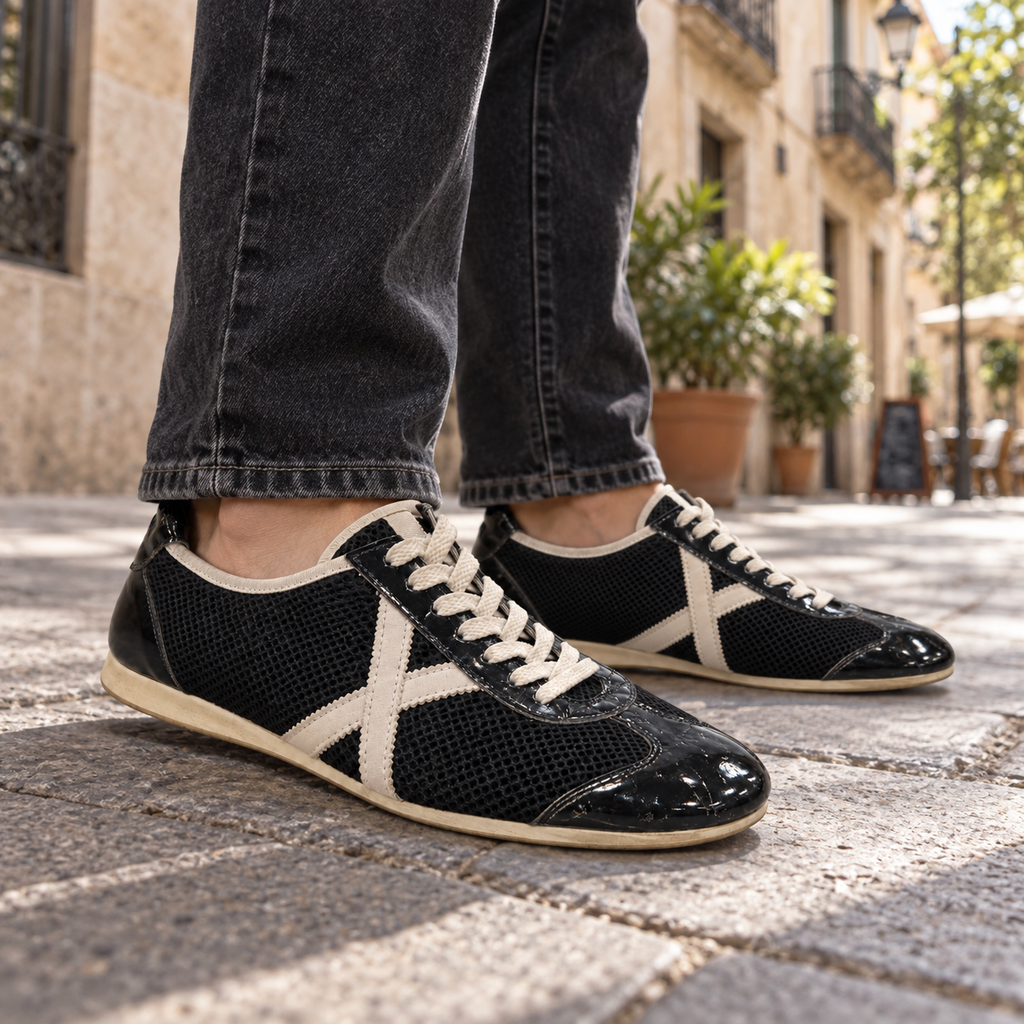 Zapatillas Munich Negras de Malla y Brillo con Cordones Crudos Unisex en uso