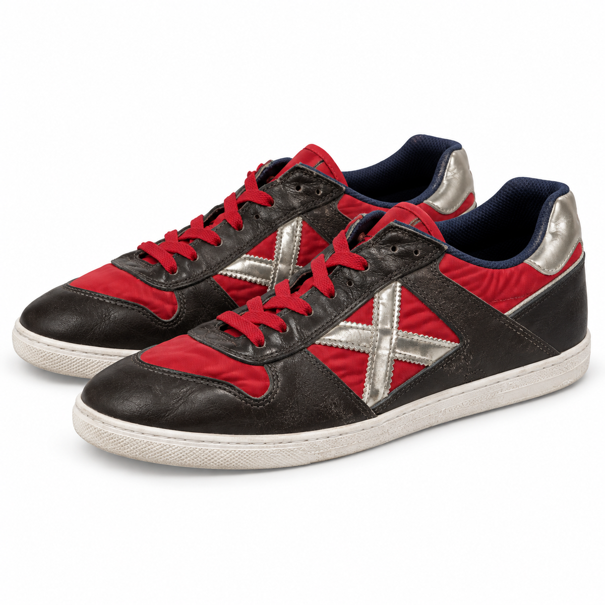 Zapatillas Munich Rojas y Negras con Detalles Plateados Unisex sobre fondo blanco