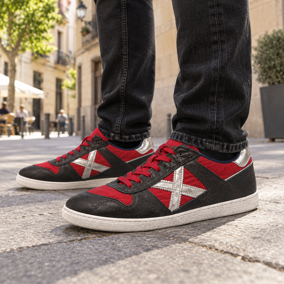 Zapatillas Munich Rojas y Negras con Detalles Plateados Unisex en uso