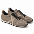 Zapatillas Munich Taupe Perforadas con Cordones Negros Unisex sobre fondo blanco