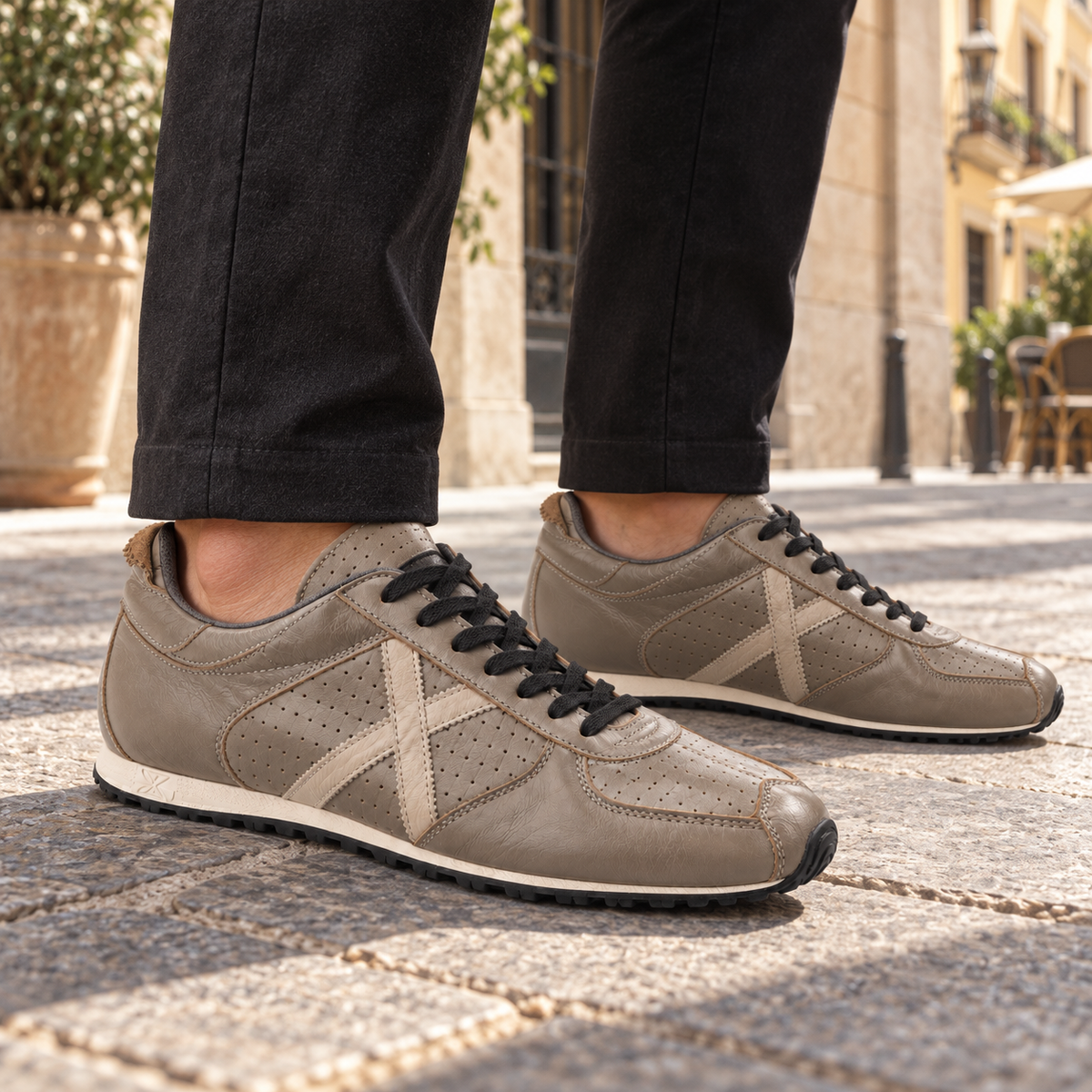 Zapatillas Munich Taupe Perforadas con Cordones Negros Unisex en uso