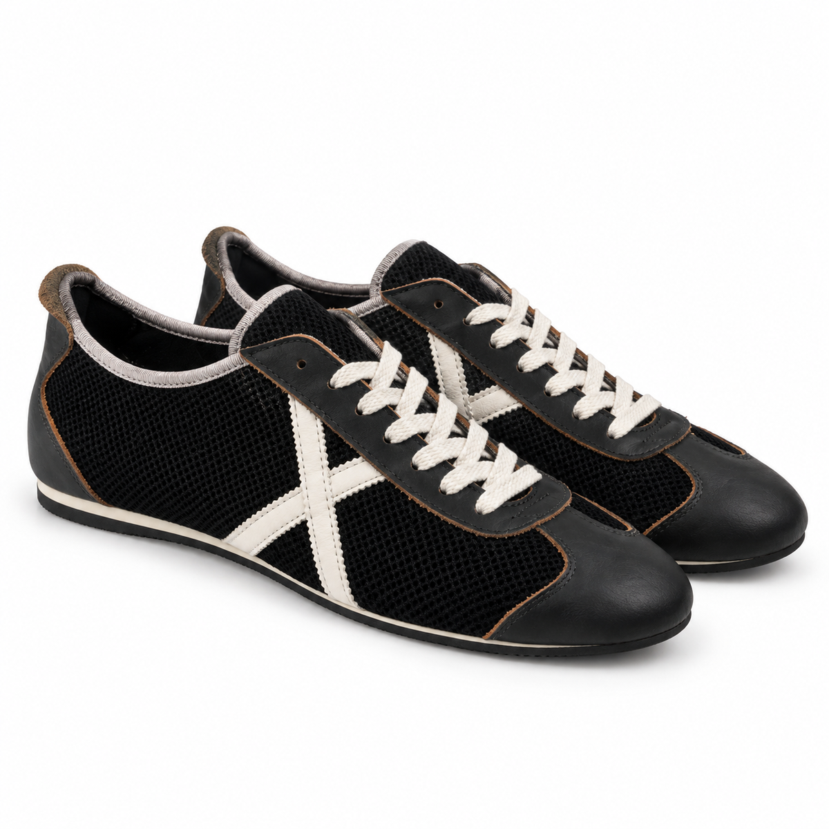 Zapatillas Munich Negras de Malla con Ribetes Marrón Unisex sobre fondo blanco