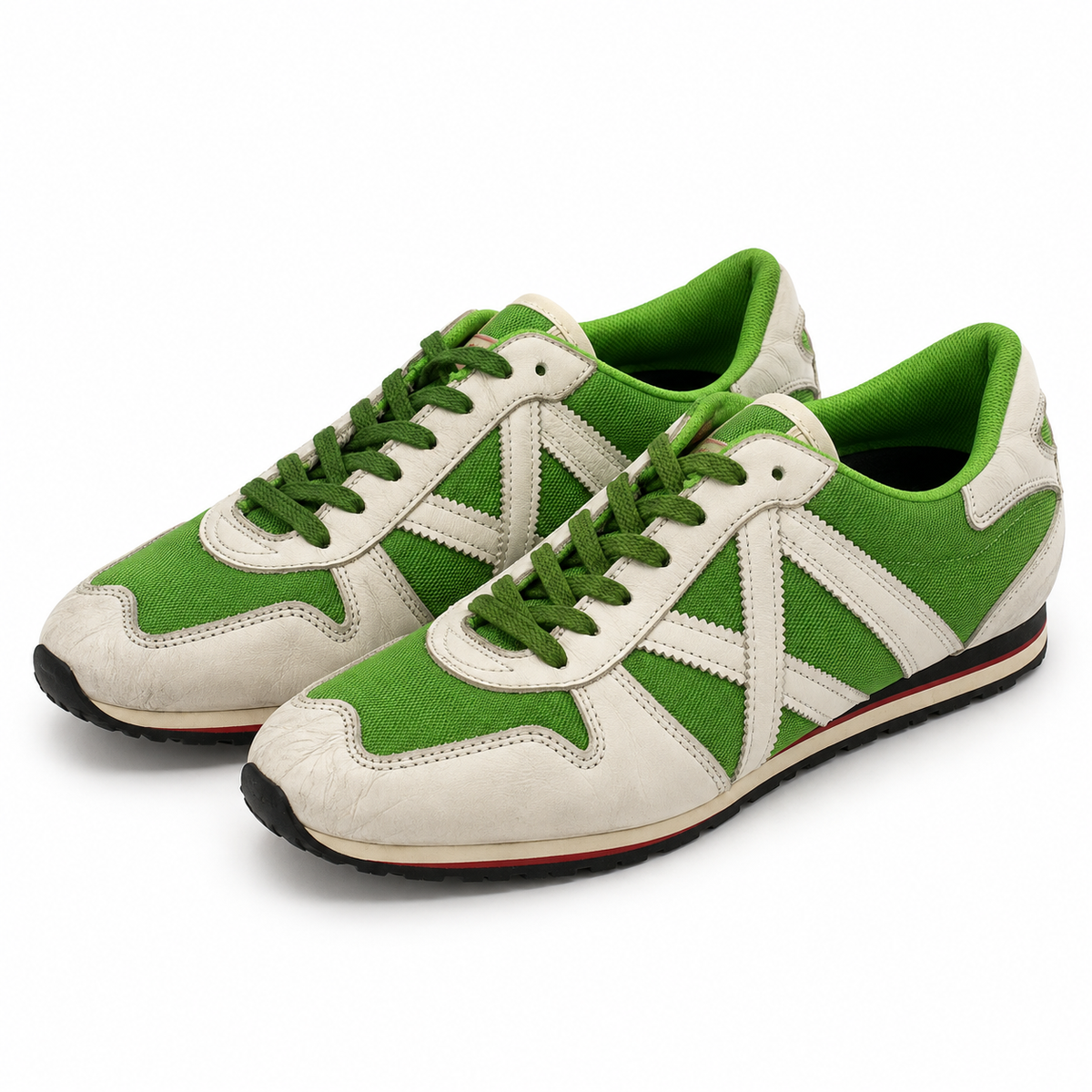 Zapatillas Munich verdes y blancas sobre fondo blanco