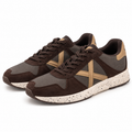 Zapatillas Munich marrón y gris con X camel sobre fondo blanco