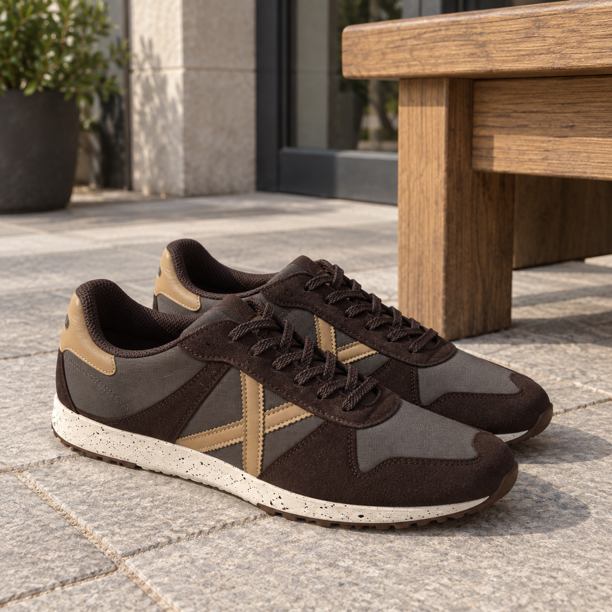Zapatillas Munich marrón y gris con X camel en ambiente lifestyle