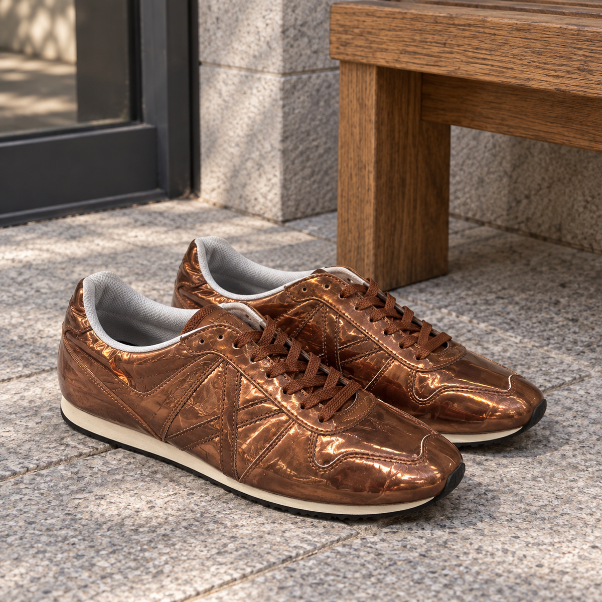 Zapatillas Munich cobre metalizado en ambiente lifestyle