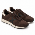 Zapatillas Munich marrón chocolate con X negra sobre fondo blanco