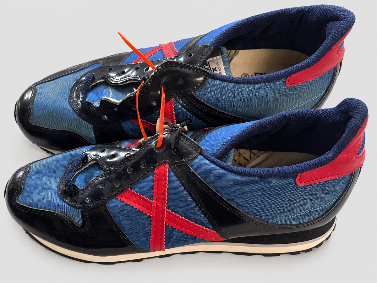 Munich azul y negro con X roja talla 45, sin cordones y con desgaste visible — detalle