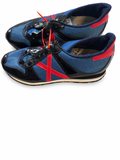 Munich azul y negro con X roja talla 45, sin cordones y con desgaste visible — principal