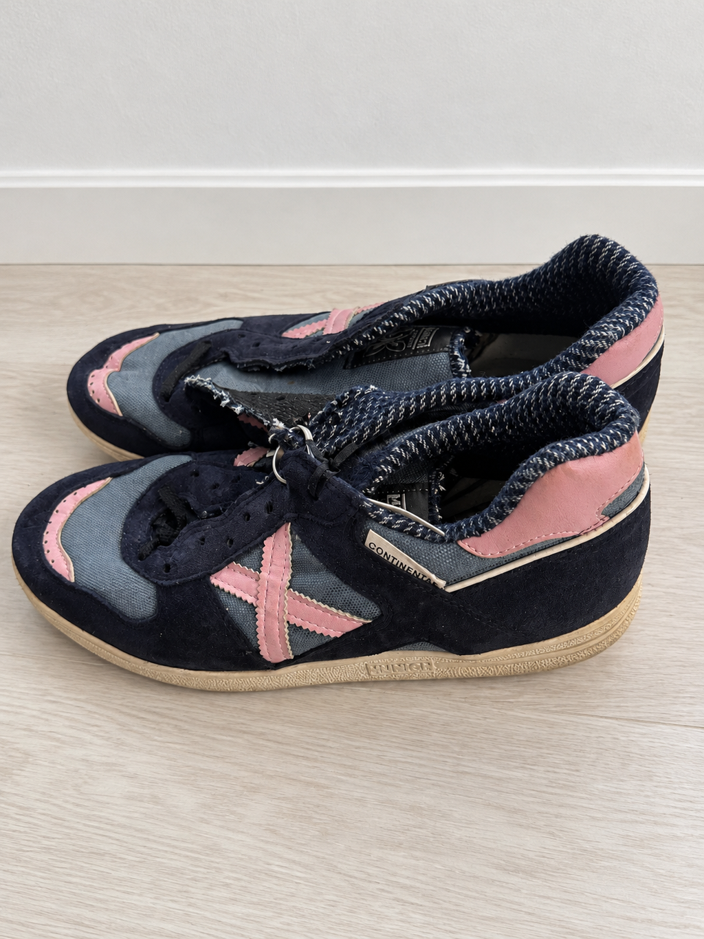 Munich Continental azul marino y rosa talla45, sin cordones y con marcas de uso — ambiente