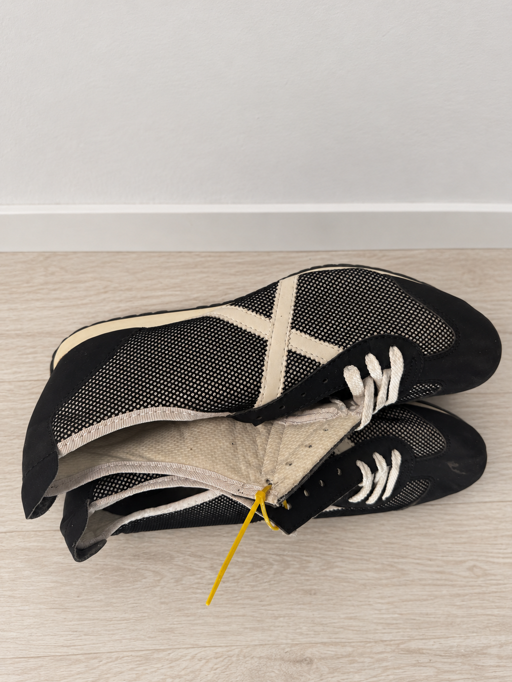 Munich malla negra y cruda talla44 de Z-10, cordones blancos incompletos — ambiente