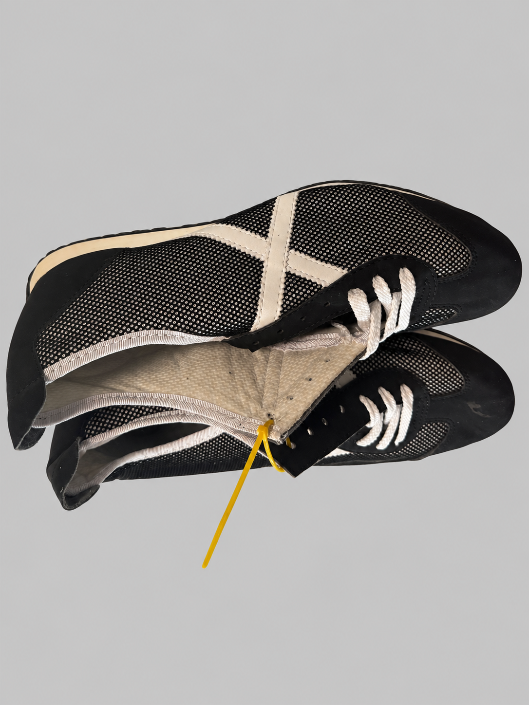 Munich malla negra y cruda talla44 de Z-10, cordones blancos incompletos — detalle