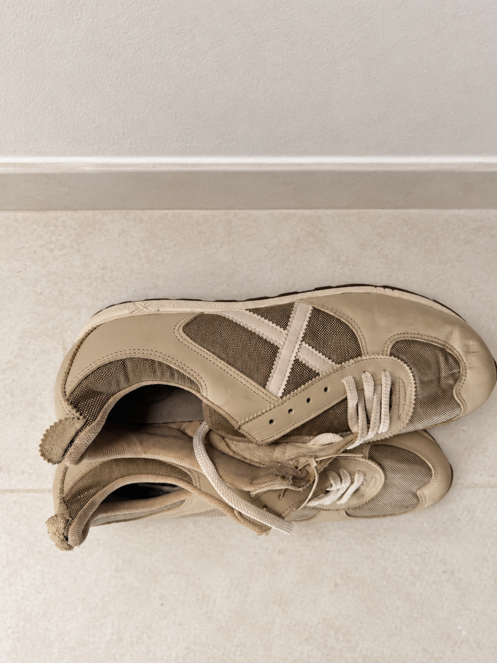 Munich beige y crema talla46 de Z-10, cordones cortos y desgaste visible en talones — ambiente