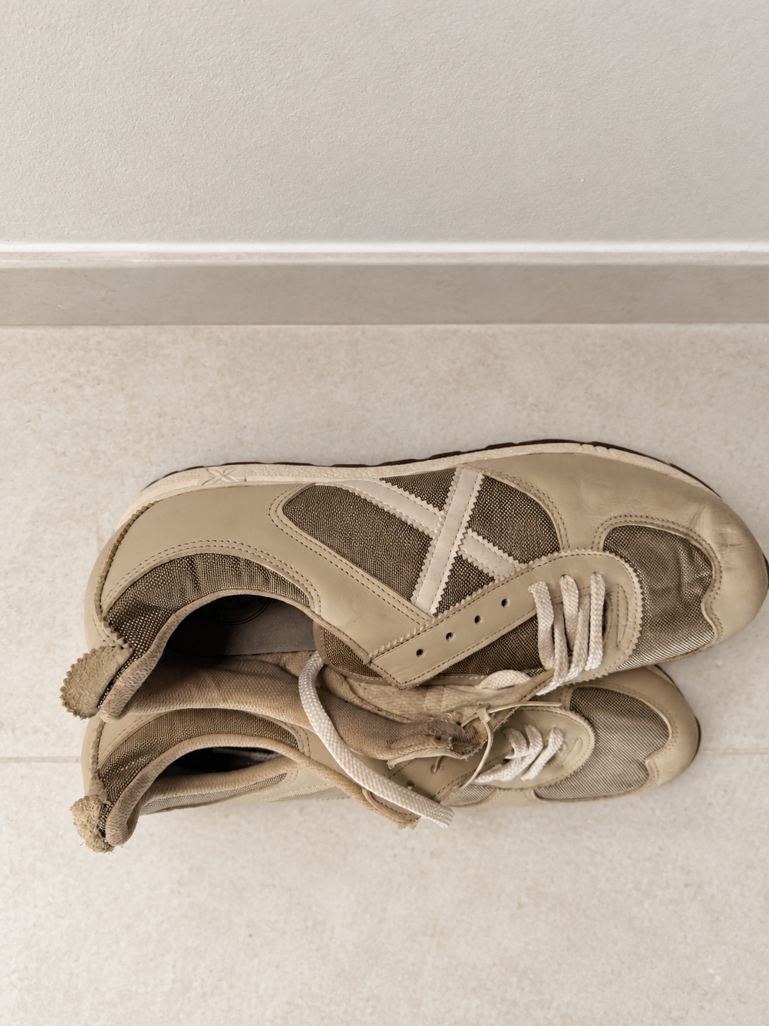 Munich beige y crema talla46 de Z-10, cordones cortos y desgaste visible en talones — ambiente