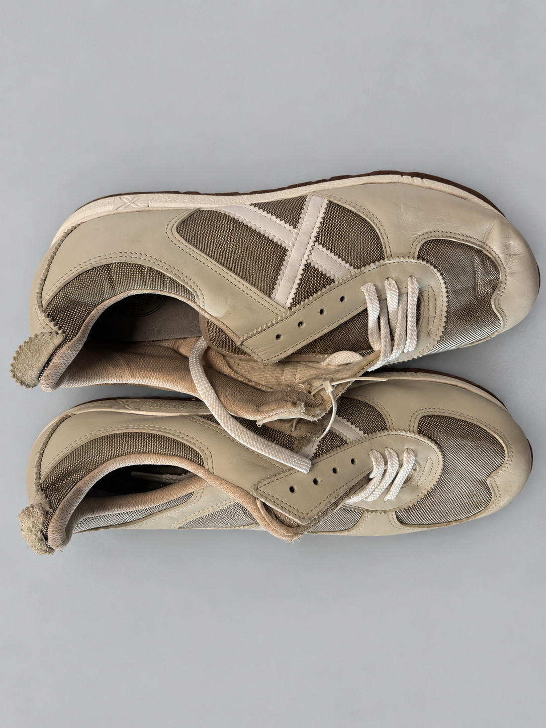 Munich beige y crema talla46 de Z-10, cordones cortos y desgaste visible en talones — detalle