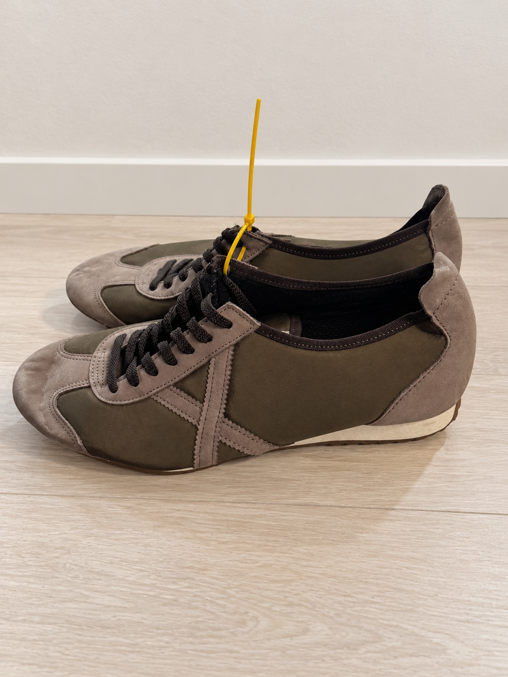 Munich oliva oscuro y taupe talla 46 con marcas de uso — ambiente