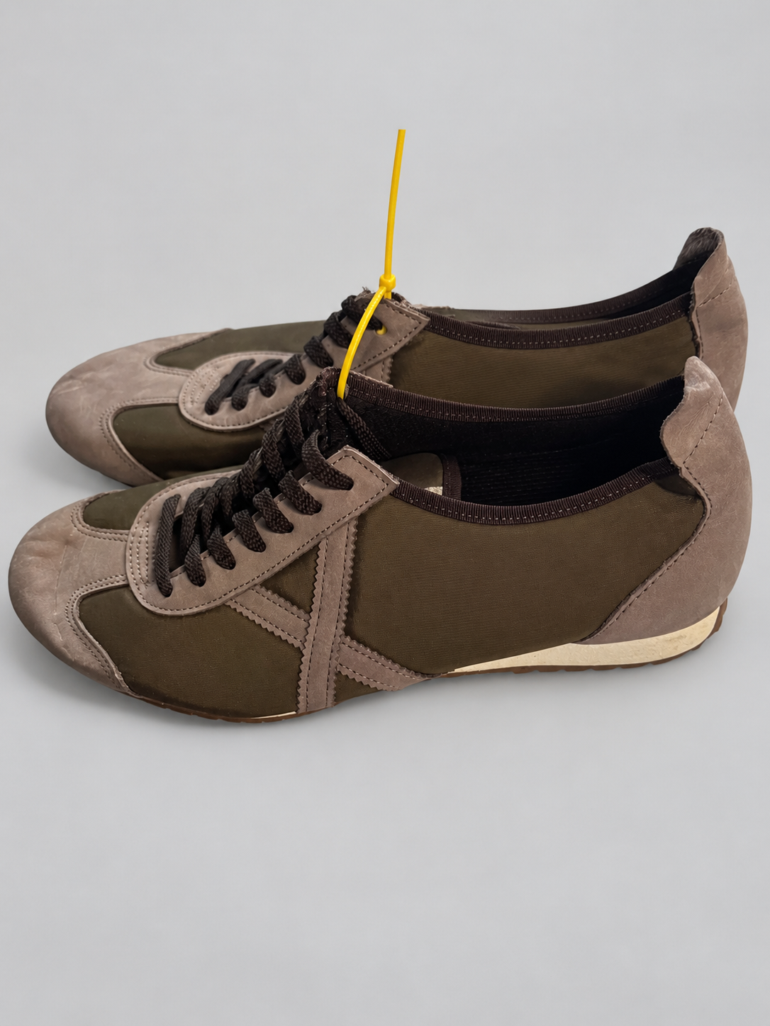 Munich oliva oscuro y taupe talla 46 con marcas de uso — detalle