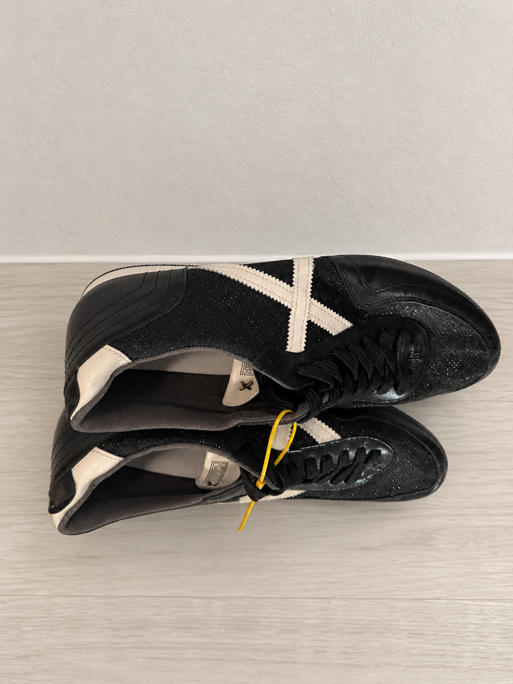 Munich negras con tejido brillante y X cruda talla46 de Z-10 — ambiente