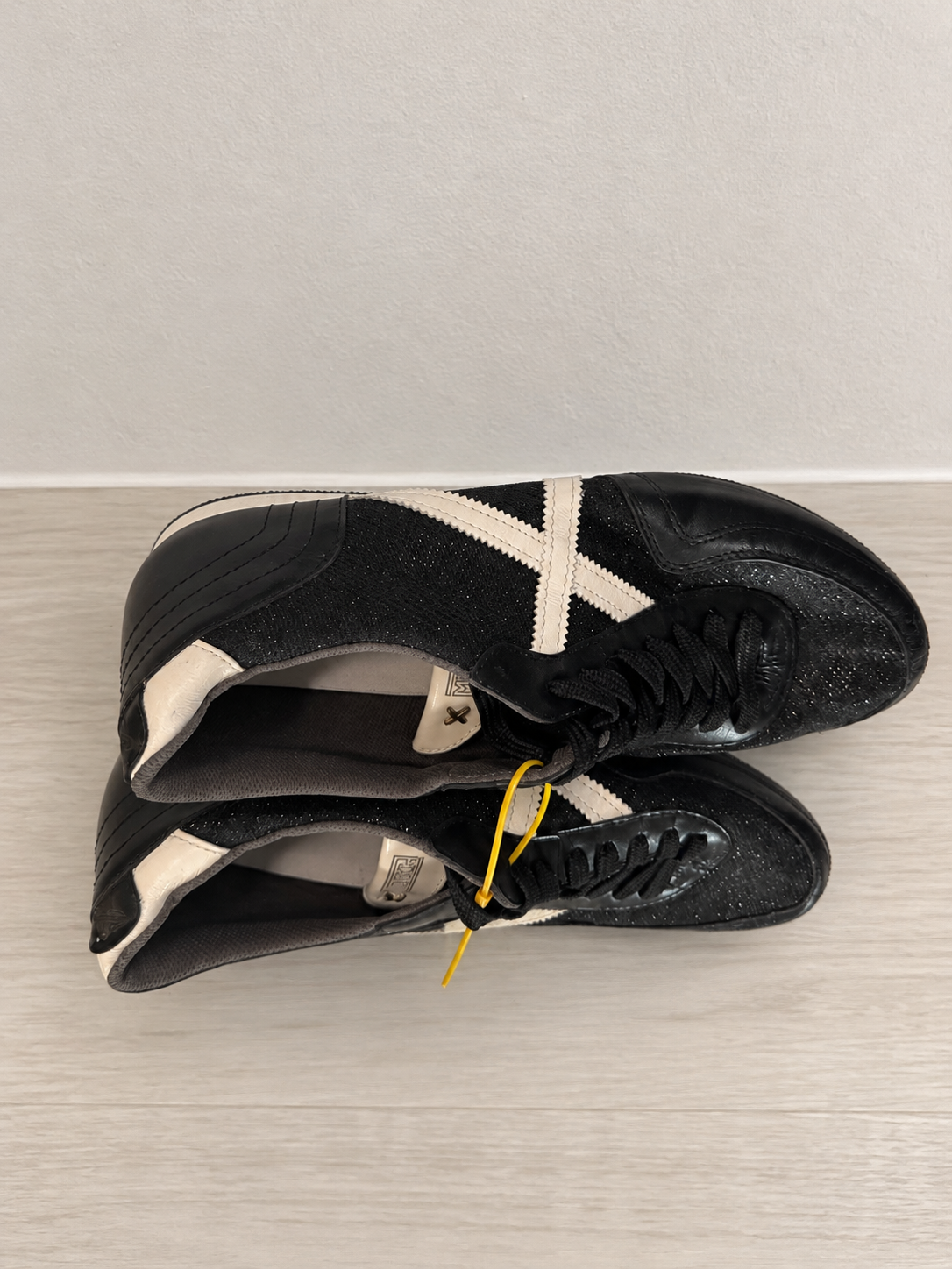 Munich negras con tejido brillante y X cruda talla46 de Z-10 — ambiente