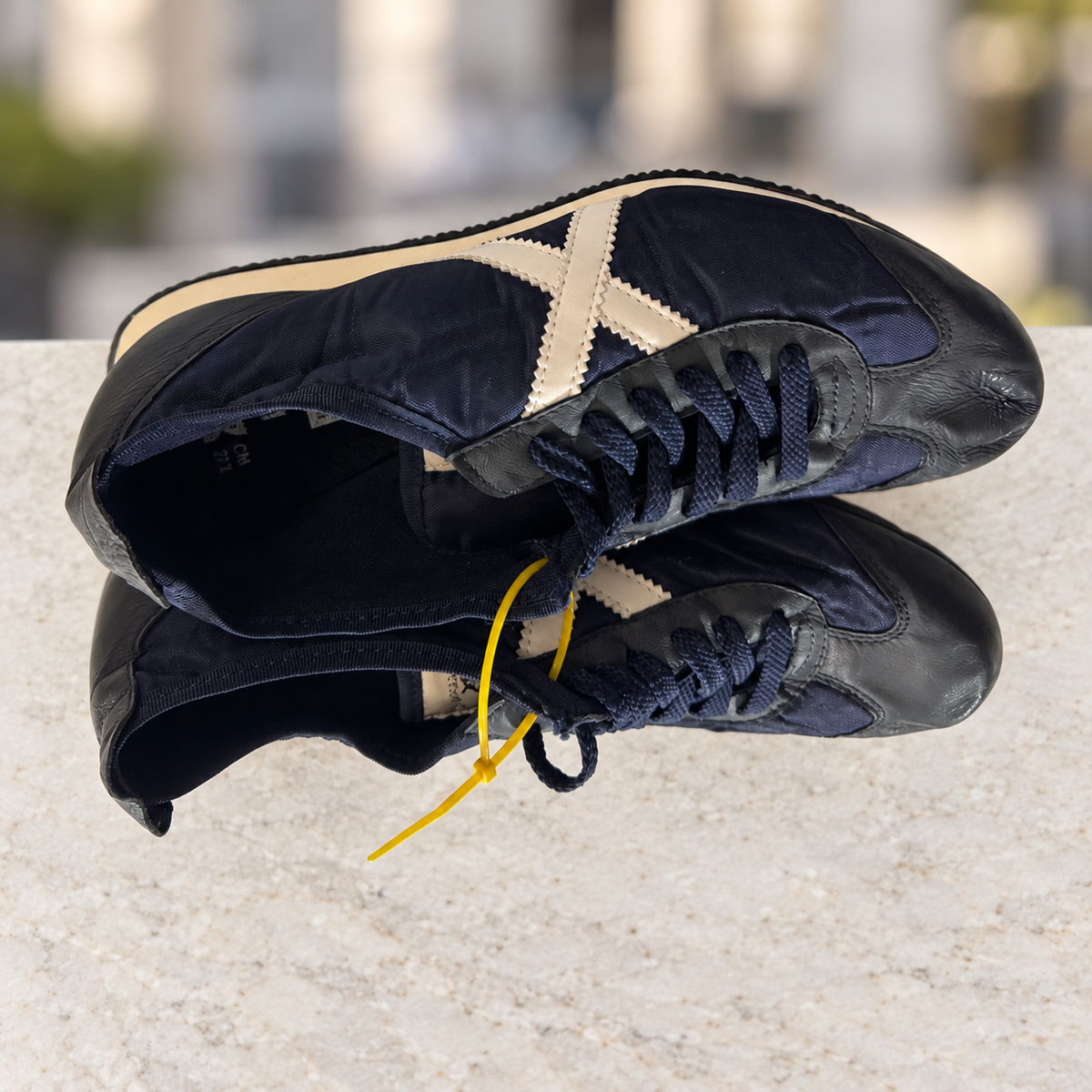 Munich azul marino paneles negros X cruda talla41 — ambiente