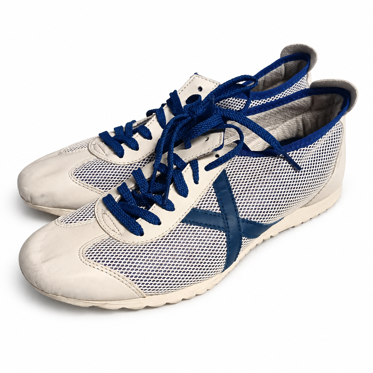 Munich blancas de malla, X y cordones azules, con marcas visibles en las punteras