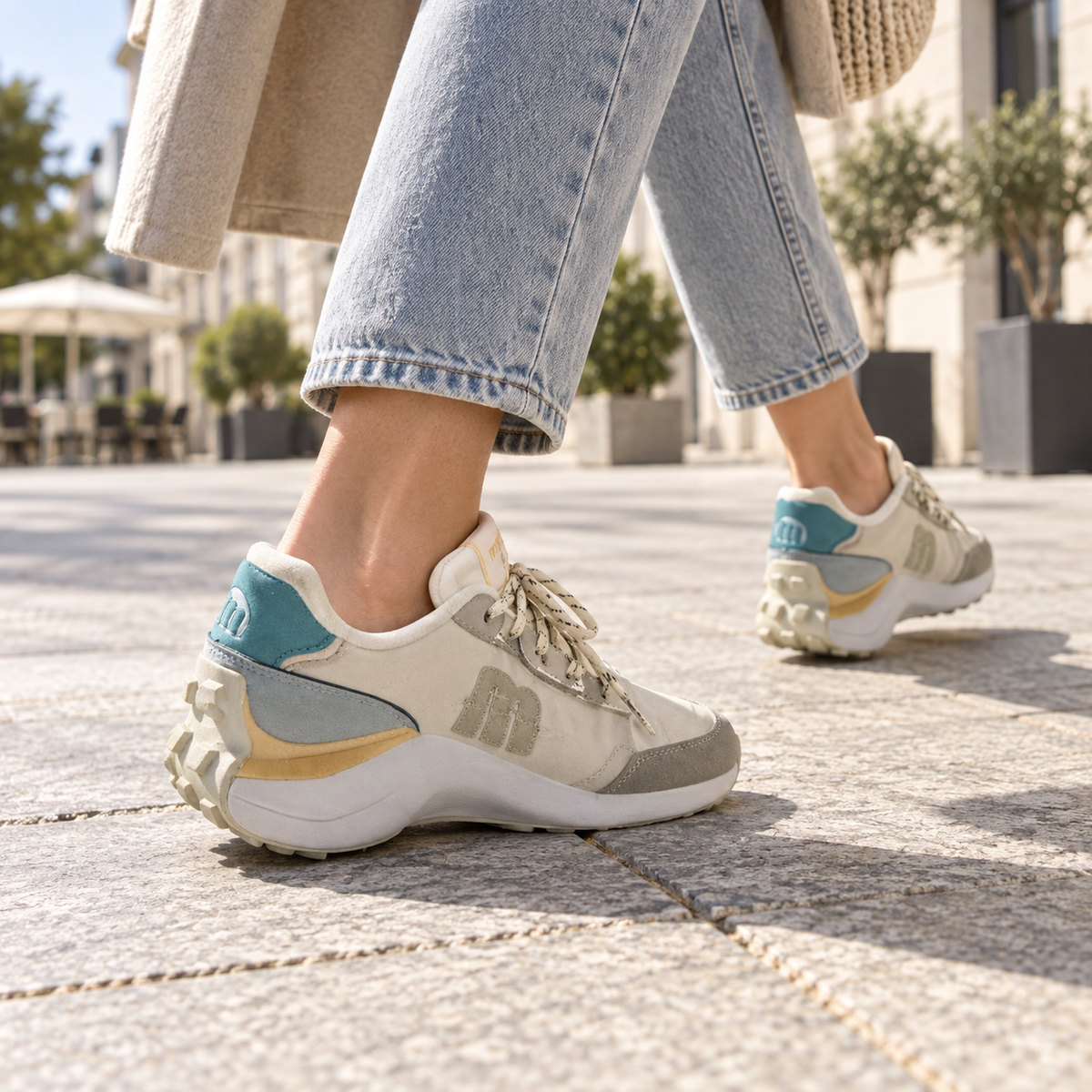Zapatilla Mustang 17299 beige de mujer en uso