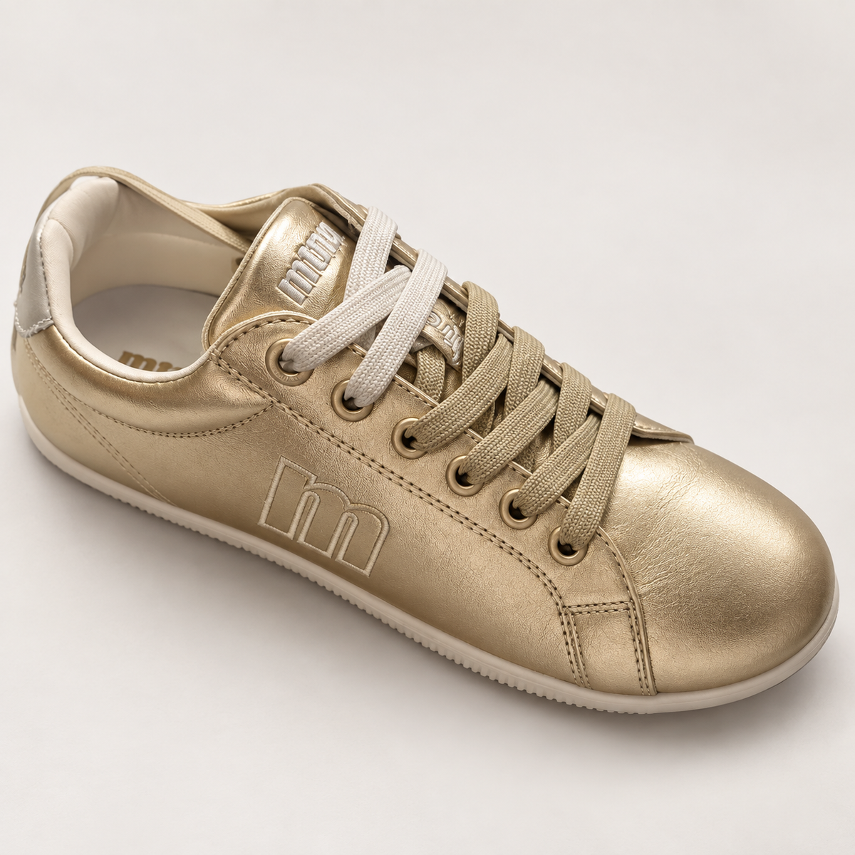 Detalle de las zapatillas Mustang 18062 champagne