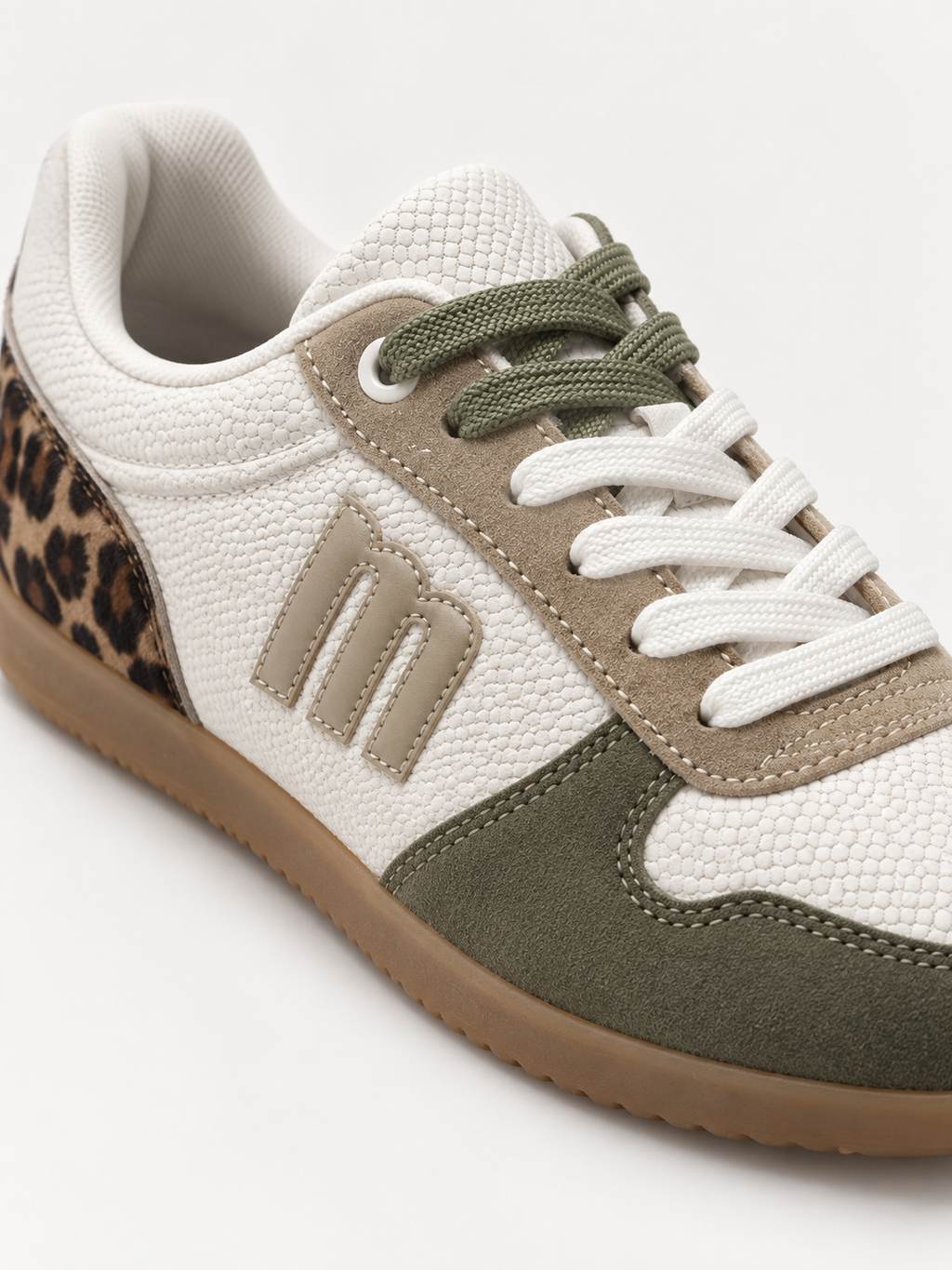 Detalle de zapatilla Mustang 60840 caqui, blanca y animal print