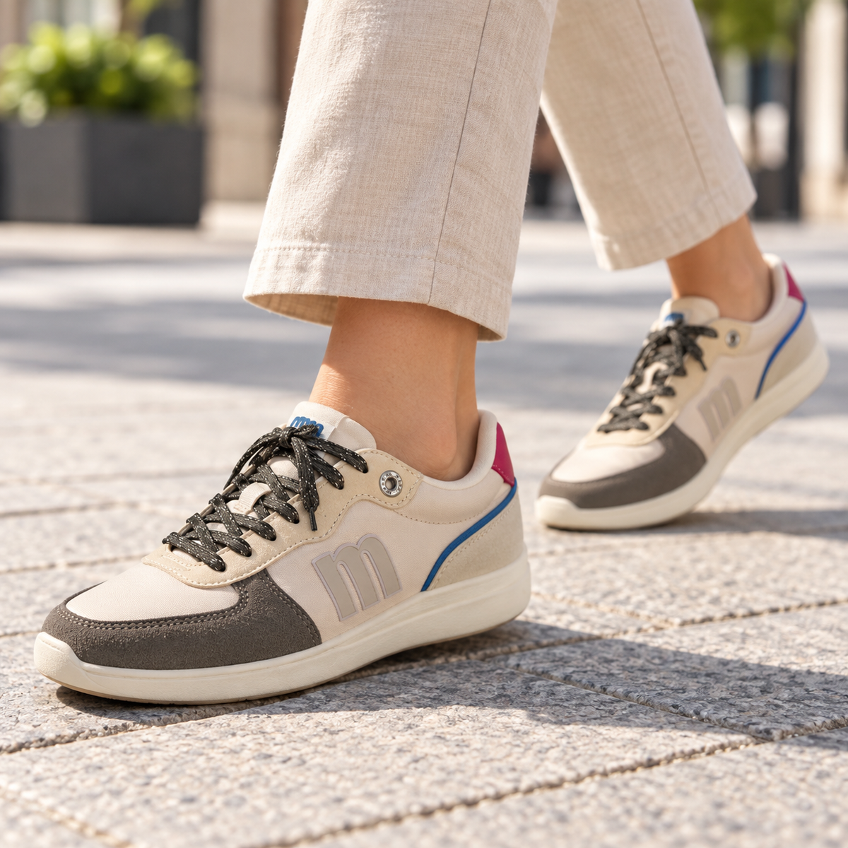 Zapatillas Mustang 60857 ecru y gris en uso